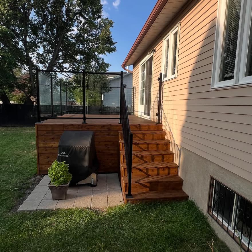 Escalier et garde-corps de terrasse fraîchement construits sur une maison unifamiliale